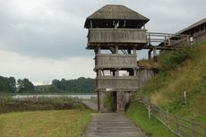 Slawenburg_Gross_Raden_Turm_Burgwall.jpg